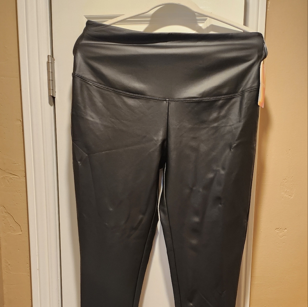 Yummie fake leather leggings